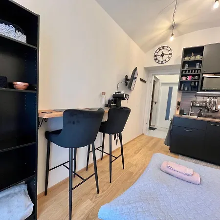 Apartment V Prizemi S Kuchyni A Koupelnou Prague
